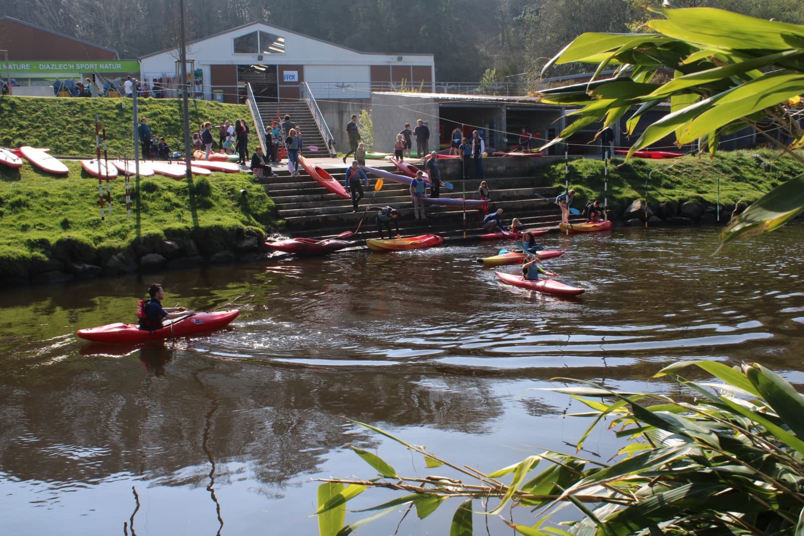 Groupe encadré en kayak à la Base Sports Nature