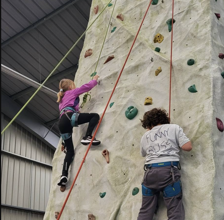 Escalade sur mur artificiel, grimpeur en action