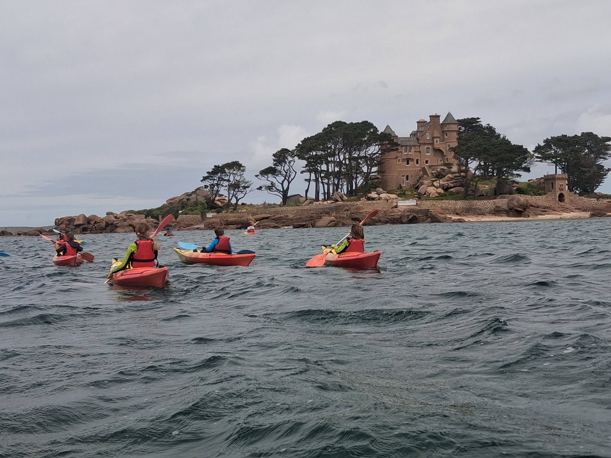 Kayak de mer sur la Côte de Granit Rose au lever du soleil